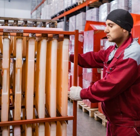 Кладовщик фармацевтического склада в Москве за работой. Biocard - перевозки грузов с температурным режимом по РФ и миру